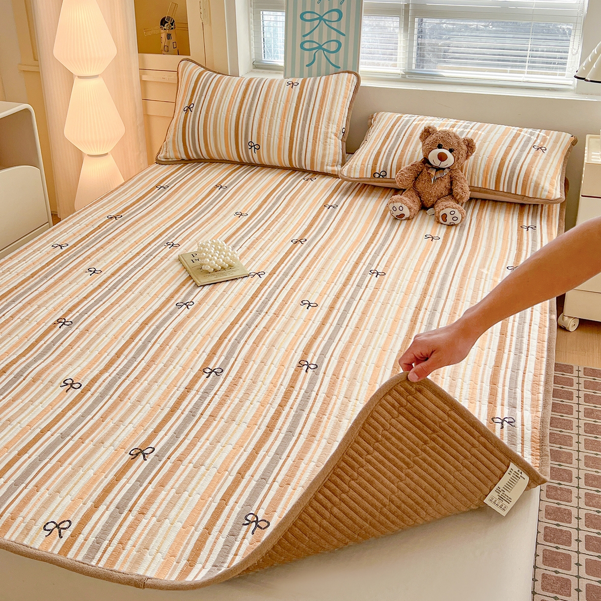 91家纺网 家纺一手货源 找家纺 恒尚居 2026新款双层纱牛奶绒床垫床褥子云感夹棉床单软床垫-秋冬款-链接二 卡其蝴蝶结