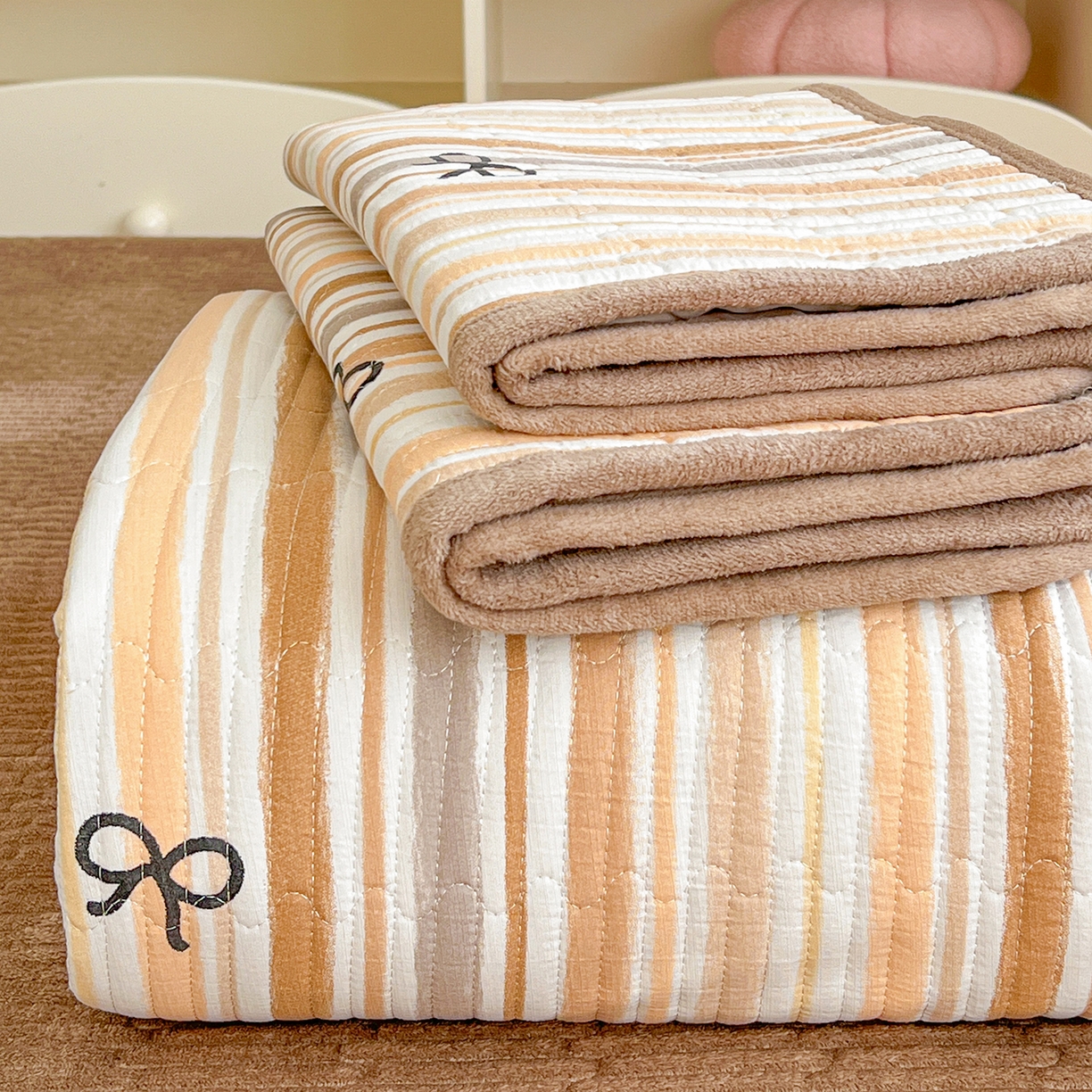 91家纺网 家纺一手货源 找家纺 恒尚居 2026新款双层纱牛奶绒床垫床褥子云感夹棉床单软床垫-秋冬款-链接二 卡其蝴蝶结