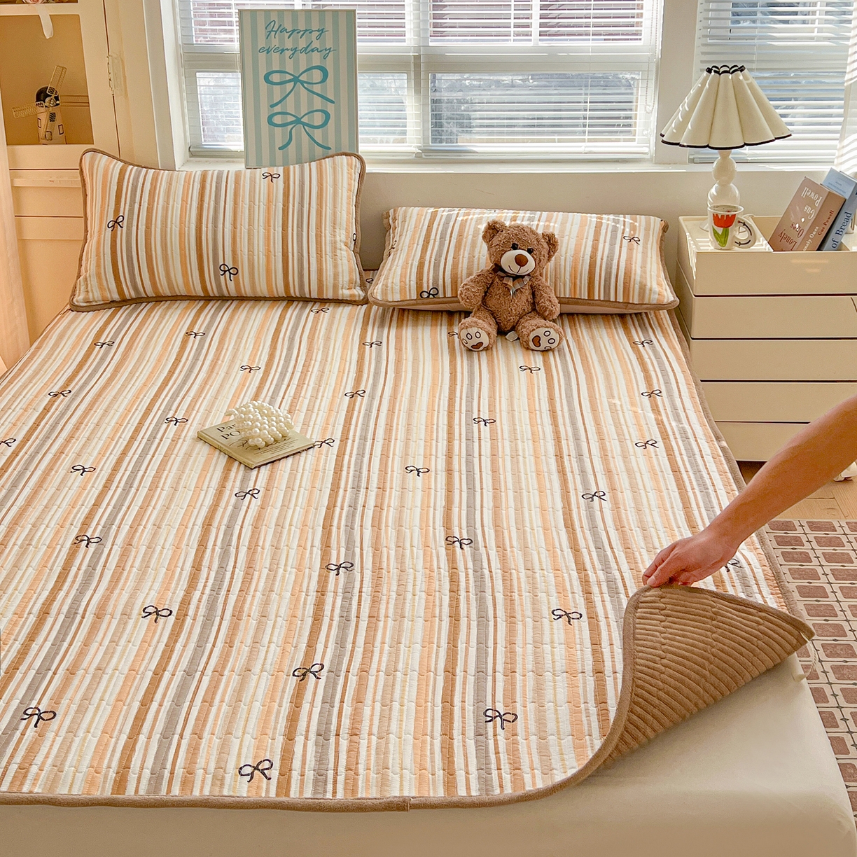 91家纺网 家纺一手货源 找家纺 恒尚居 2026新款双层纱牛奶绒床垫床褥子云感夹棉床单软床垫-秋冬款-链接二 卡其蝴蝶结