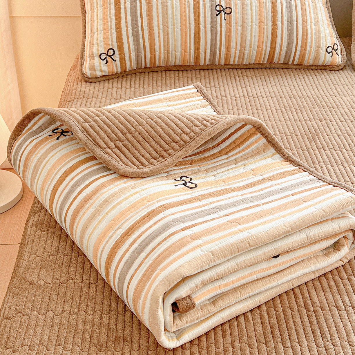 91家纺网 家纺一手货源 找家纺 恒尚居 2026新款双层纱牛奶绒床垫床褥子云感夹棉床单软床垫-秋冬款-链接二 卡其蝴蝶结