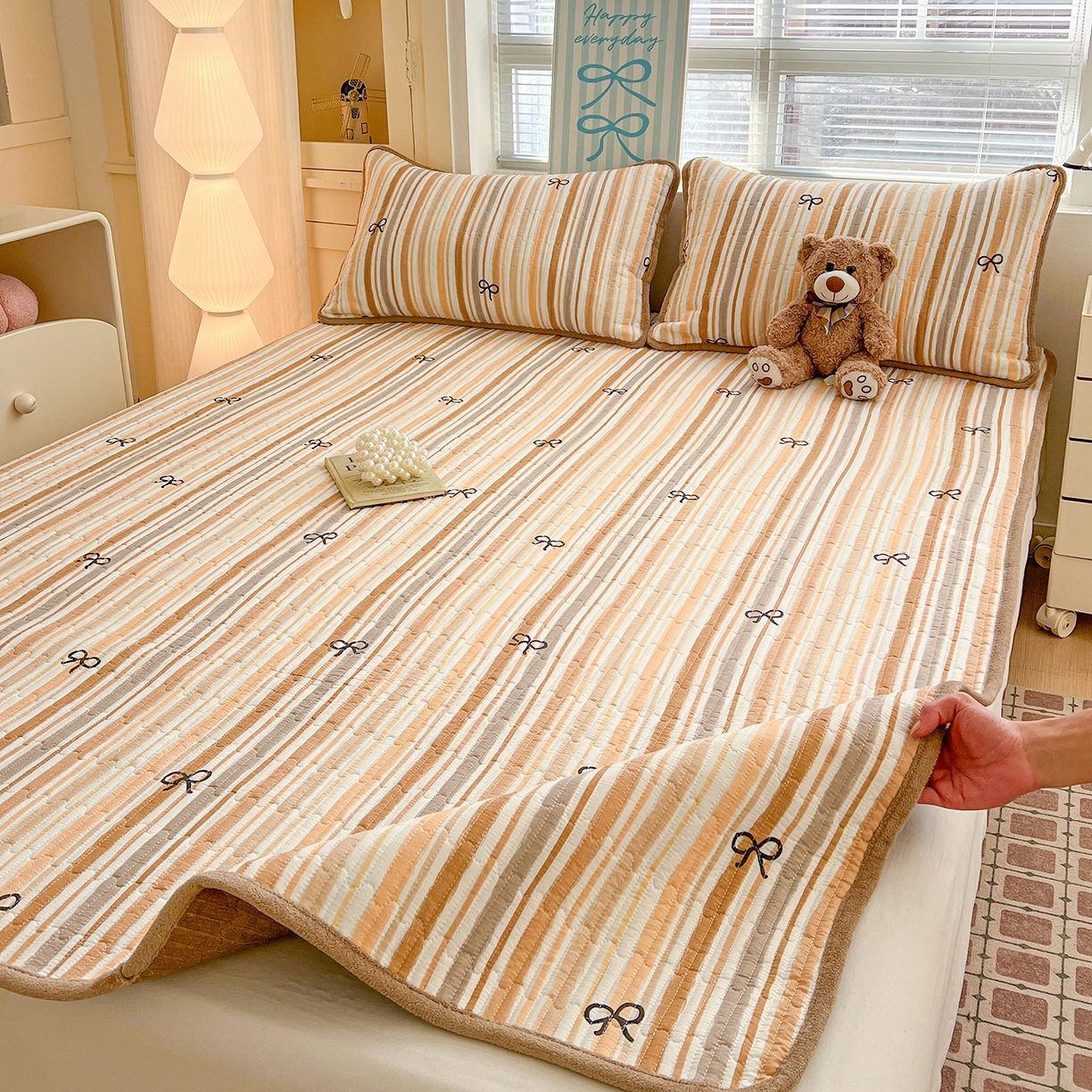 91家纺网 家纺一手货源 找家纺 恒尚居 2026新款双层纱牛奶绒床垫床褥子云感夹棉床单软床垫-秋冬款-链接二 卡其蝴蝶结