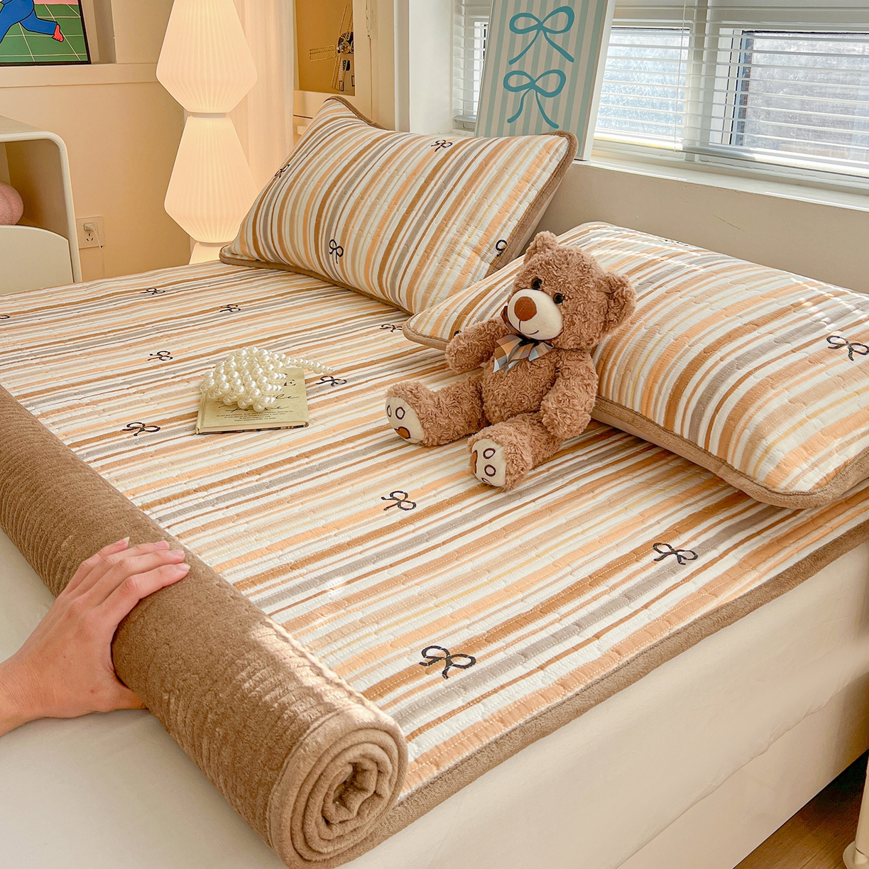 91家纺网 家纺一手货源 找家纺 恒尚居 2026新款双层纱牛奶绒床垫床褥子云感夹棉床单软床垫-秋冬款-链接二 卡其蝴蝶结