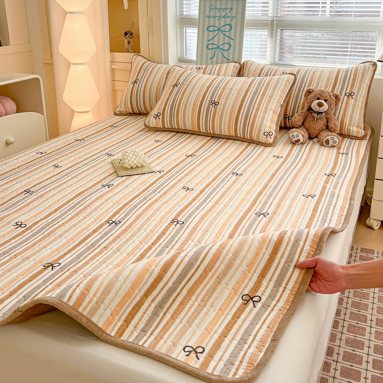 91家纺网 家纺一手货源 找家纺 恒尚居 2026新款双层纱牛奶绒床垫床褥子云感夹棉床单软床垫-秋冬款-链接二 卡其蝴蝶结