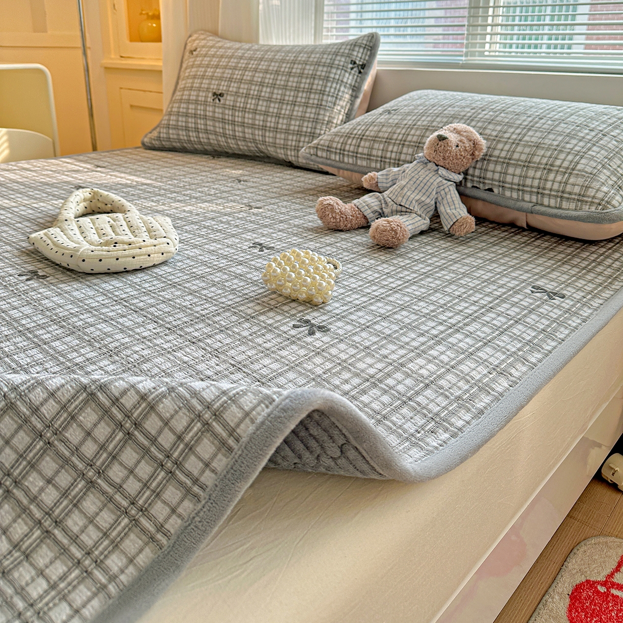 91家纺网 家纺一手货源 找家纺 恒尚居 2026新款双层纱牛奶绒床垫床褥子云感夹棉床单软床垫-秋冬款-链接二 时光蝴蝶结