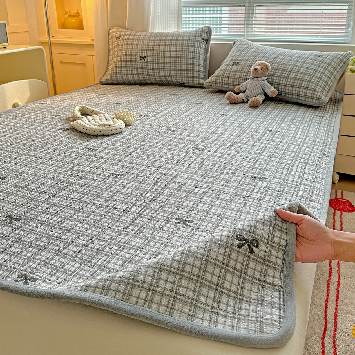 91家纺网 家纺一手货源 找家纺 恒尚居 2026新款双层纱牛奶绒床垫床褥子云感夹棉床单软床垫-秋冬款-链接二 时光蝴蝶结