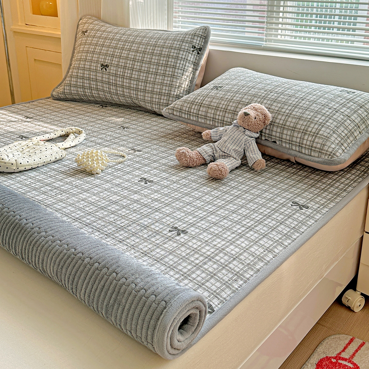 91家纺网 家纺一手货源 找家纺 恒尚居 2026新款双层纱牛奶绒床垫床褥子云感夹棉床单软床垫-秋冬款-链接二 时光蝴蝶结