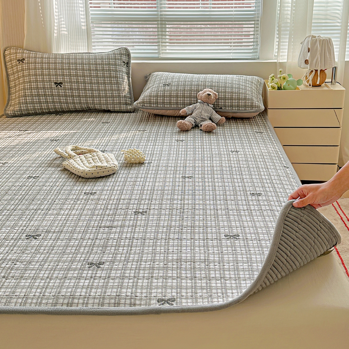 91家纺网 家纺一手货源 找家纺 恒尚居 2026新款双层纱牛奶绒床垫床褥子云感夹棉床单软床垫-秋冬款-链接二 时光蝴蝶结