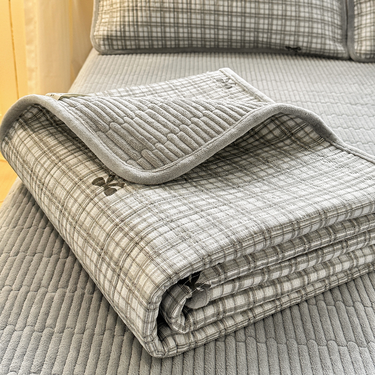 91家纺网 家纺一手货源 找家纺 恒尚居 2026新款双层纱牛奶绒床垫床褥子云感夹棉床单软床垫-秋冬款-链接二 时光蝴蝶结