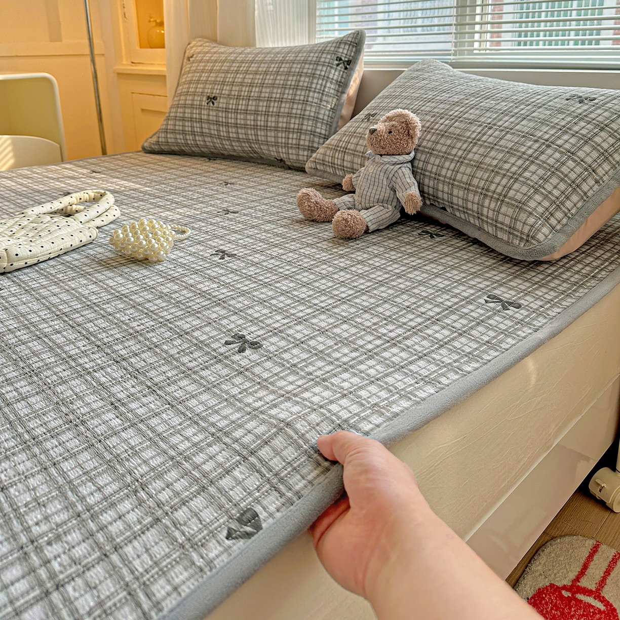 91家纺网 家纺一手货源 找家纺 恒尚居 2026新款双层纱牛奶绒床垫床褥子云感夹棉床单软床垫-秋冬款-链接二 时光蝴蝶结