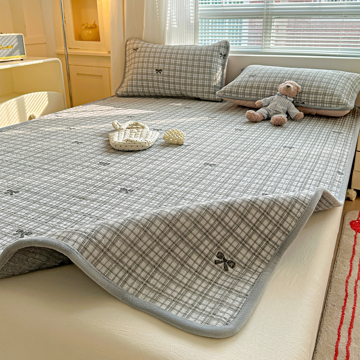 91家纺网 家纺一手货源 找家纺 恒尚居 2026新款双层纱牛奶绒床垫床褥子云感夹棉床单软床垫-秋冬款-链接二 时光蝴蝶结