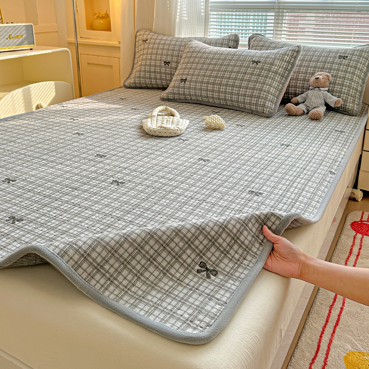 91家纺网 家纺一手货源 找家纺 恒尚居 2026新款双层纱牛奶绒床垫床褥子云感夹棉床单软床垫-秋冬款-链接二 时光蝴蝶结