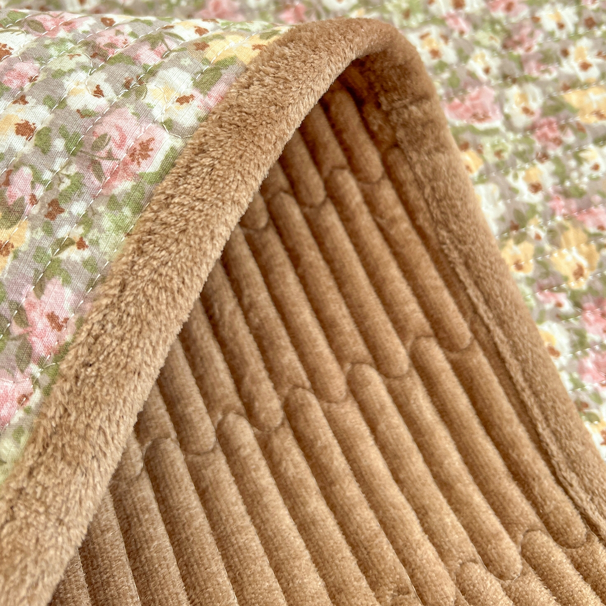 91家纺网 家纺一手货源 找家纺 恒尚居 2026新款双层纱牛奶绒床垫床褥子云感夹棉床单软床垫-秋冬款-链接二 小碎花