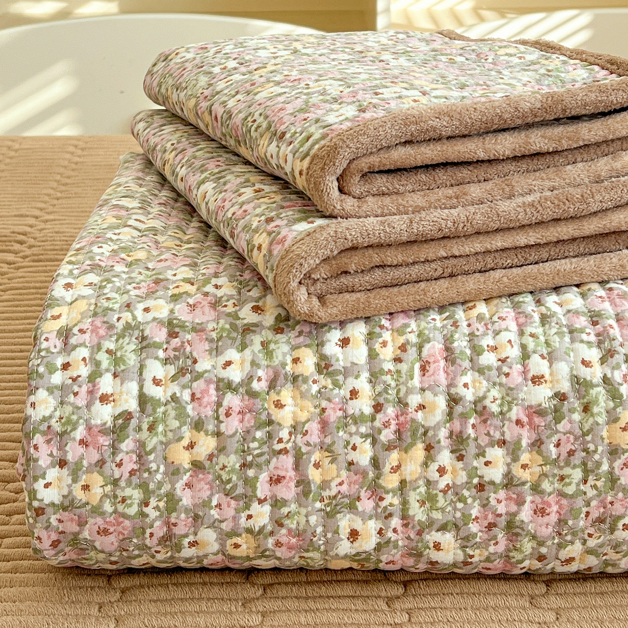 91家纺网 家纺一手货源 找家纺 恒尚居 2026新款双层纱牛奶绒床垫床褥子云感夹棉床单软床垫-秋冬款-链接二 小碎花