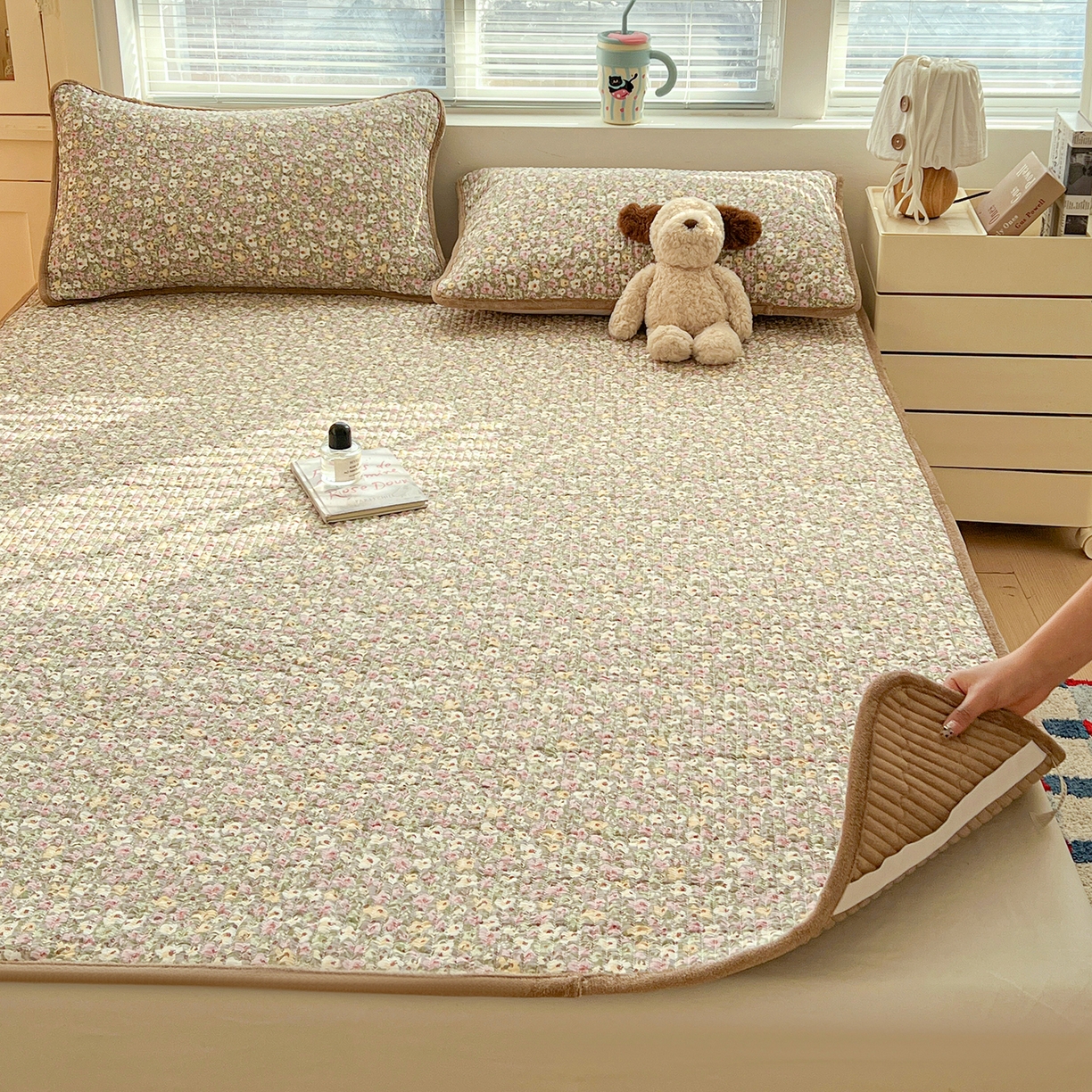 91家纺网 家纺一手货源 找家纺 恒尚居 2026新款双层纱牛奶绒床垫床褥子云感夹棉床单软床垫-秋冬款-链接二 小碎花