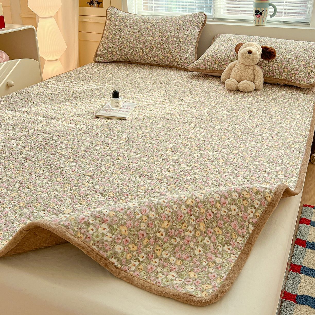 91家纺网 家纺一手货源 找家纺 恒尚居 2026新款双层纱牛奶绒床垫床褥子云感夹棉床单软床垫-秋冬款-链接二 小碎花