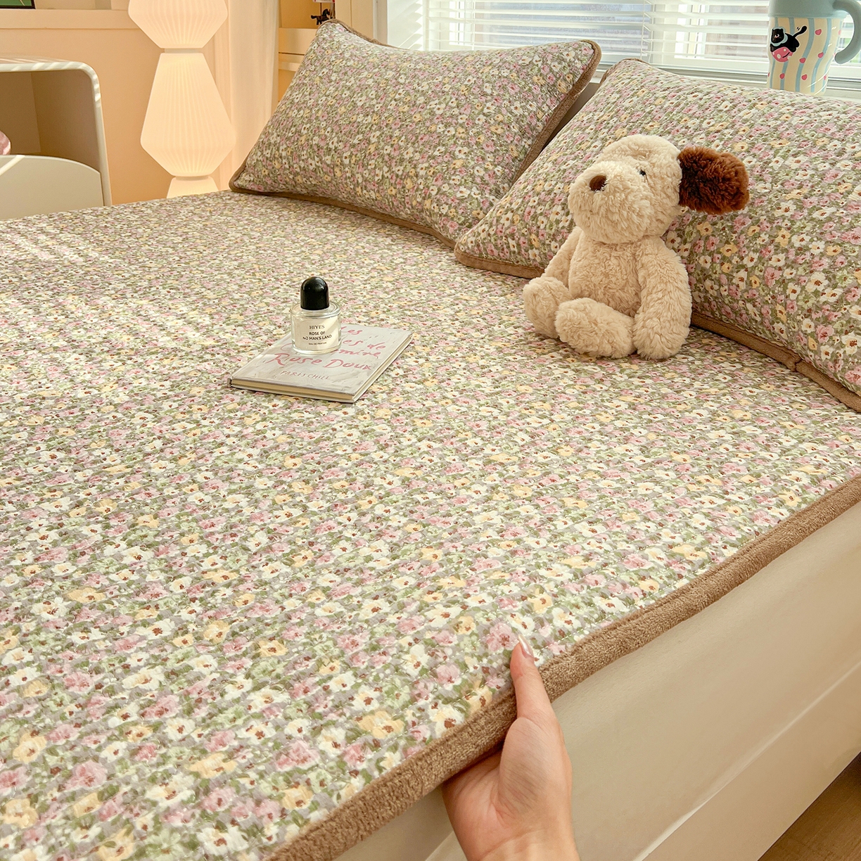 91家纺网 家纺一手货源 找家纺 恒尚居 2026新款双层纱牛奶绒床垫床褥子云感夹棉床单软床垫-秋冬款-链接二 小碎花