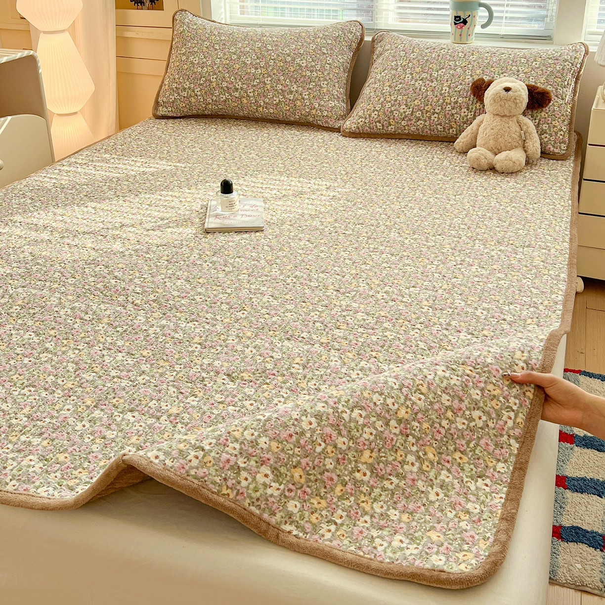 91家纺网 家纺一手货源 找家纺 恒尚居 2026新款双层纱牛奶绒床垫床褥子云感夹棉床单软床垫-秋冬款-链接二 小碎花