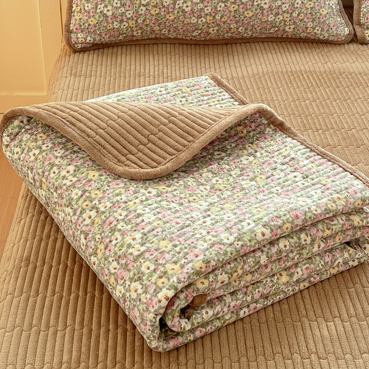 91家纺网 家纺一手货源 找家纺 恒尚居 2026新款双层纱牛奶绒床垫床褥子云感夹棉床单软床垫-秋冬款-链接二 小碎花