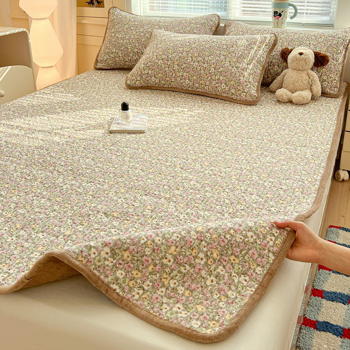 91家纺网 家纺一手货源 找家纺 恒尚居 2026新款双层纱牛奶绒床垫床褥子云感夹棉床单软床垫-秋冬款-链接二 小碎花