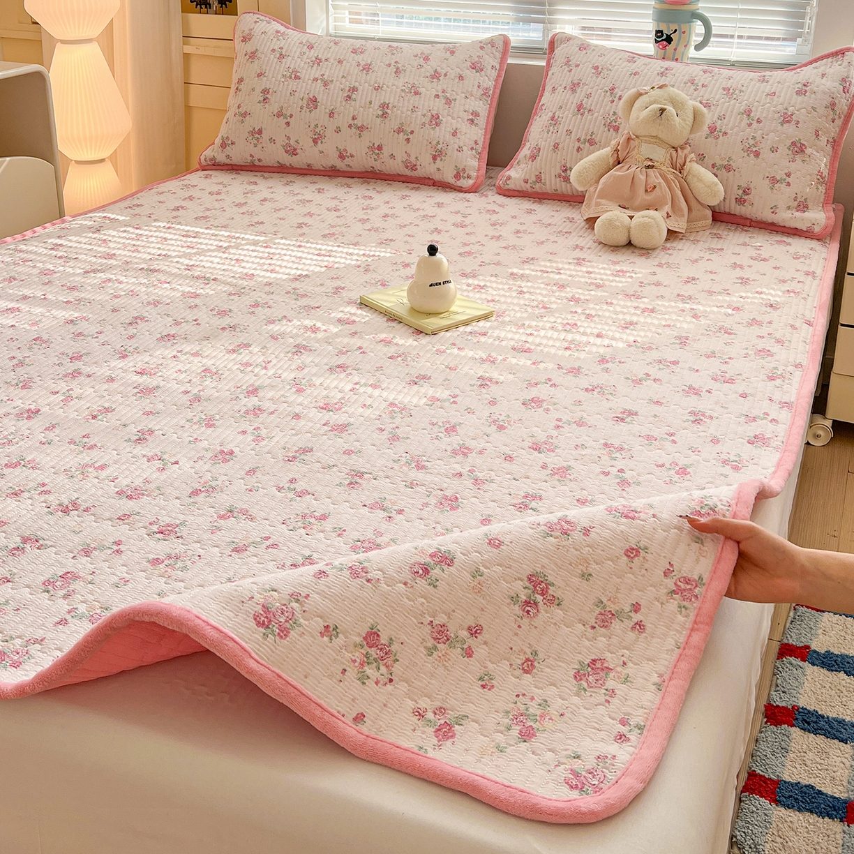 91家纺网 家纺一手货源 找家纺 恒尚居 2026新款双层纱牛奶绒床垫床褥子云感夹棉床单软床垫-秋冬款-链接二 悠然粉