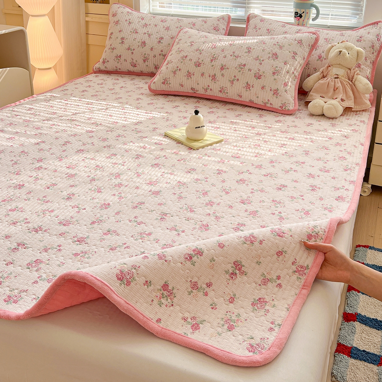 91家纺网 家纺一手货源 找家纺 恒尚居 2026新款双层纱牛奶绒床垫床褥子云感夹棉床单软床垫-秋冬款-链接二 悠然粉