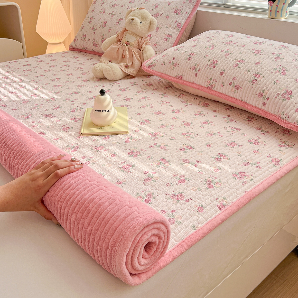 91家纺网 家纺一手货源 找家纺 恒尚居 2026新款双层纱牛奶绒床垫床褥子云感夹棉床单软床垫-秋冬款-链接二 悠然粉