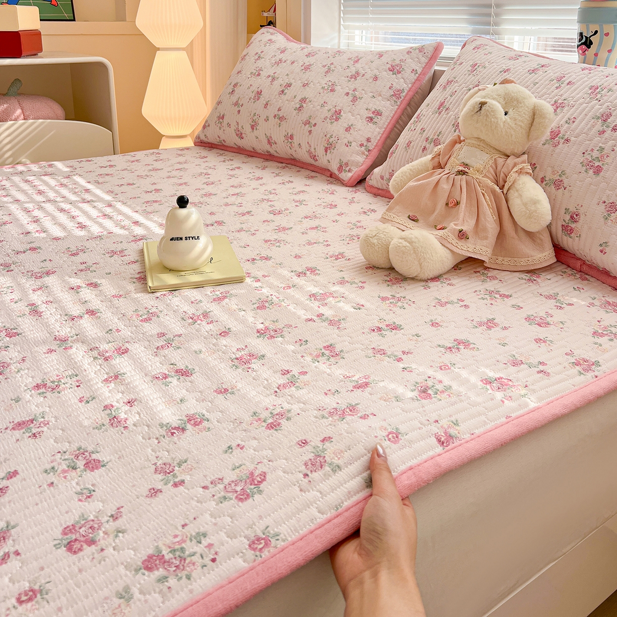 91家纺网 家纺一手货源 找家纺 恒尚居 2026新款双层纱牛奶绒床垫床褥子云感夹棉床单软床垫-秋冬款-链接二 悠然粉