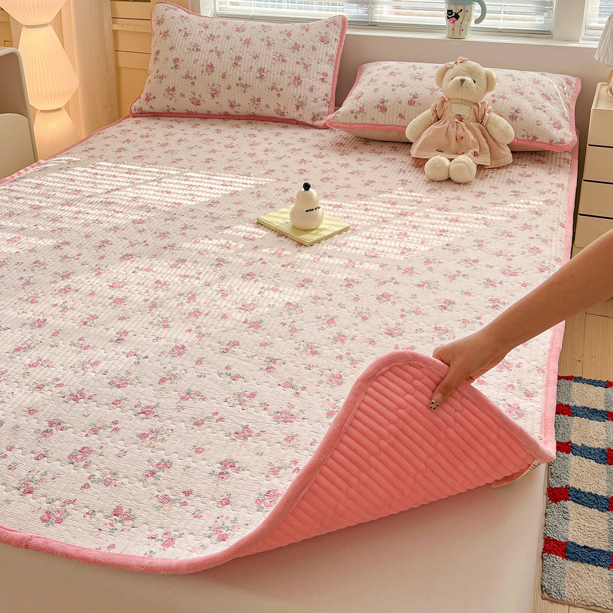 91家纺网 家纺一手货源 找家纺 恒尚居 2026新款双层纱牛奶绒床垫床褥子云感夹棉床单软床垫-秋冬款-链接二 悠然粉