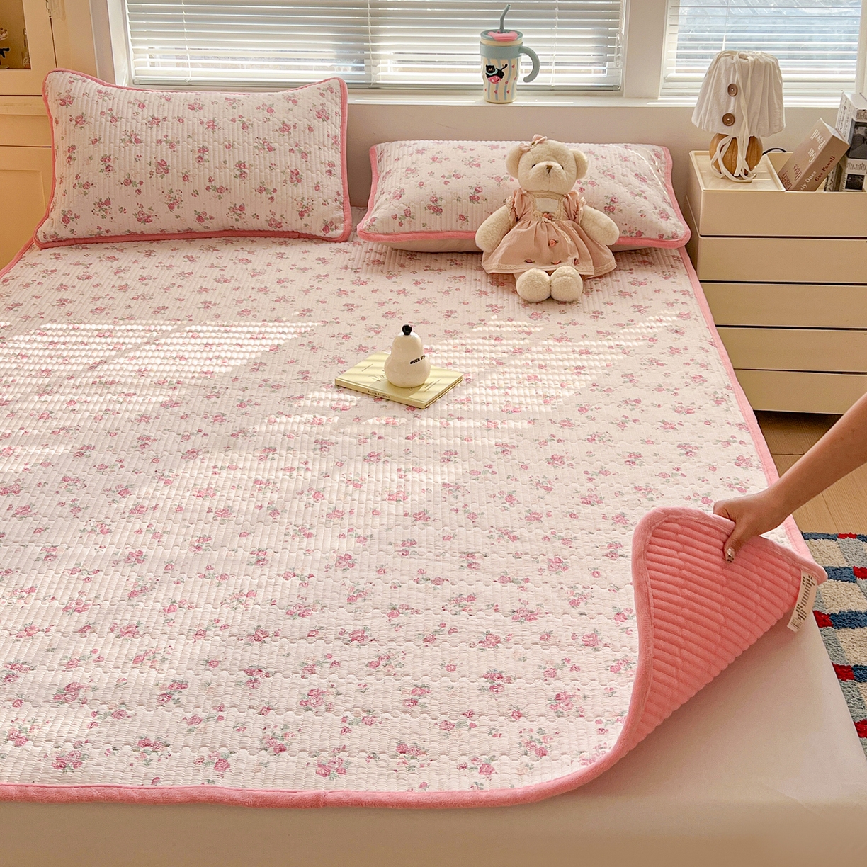 91家纺网 家纺一手货源 找家纺 恒尚居 2026新款双层纱牛奶绒床垫床褥子云感夹棉床单软床垫-秋冬款-链接二 悠然粉