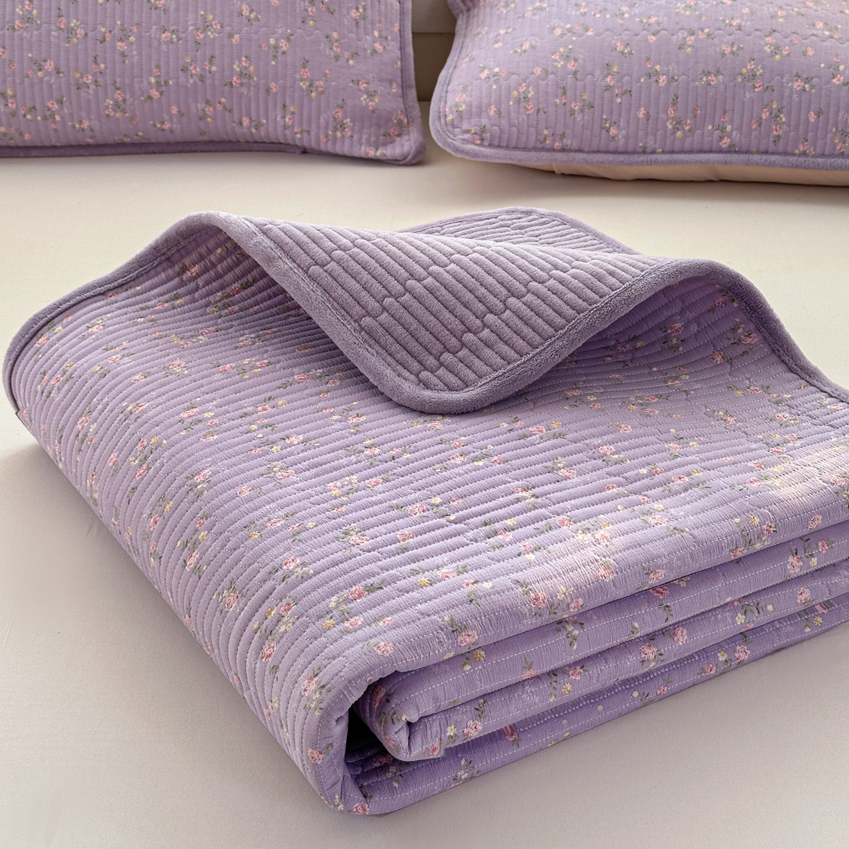 91家纺网 家纺一手货源 找家纺 恒尚居 2026新款双层纱牛奶绒床垫床褥子云感夹棉床单软床垫-秋冬款-链接二 紫色印象