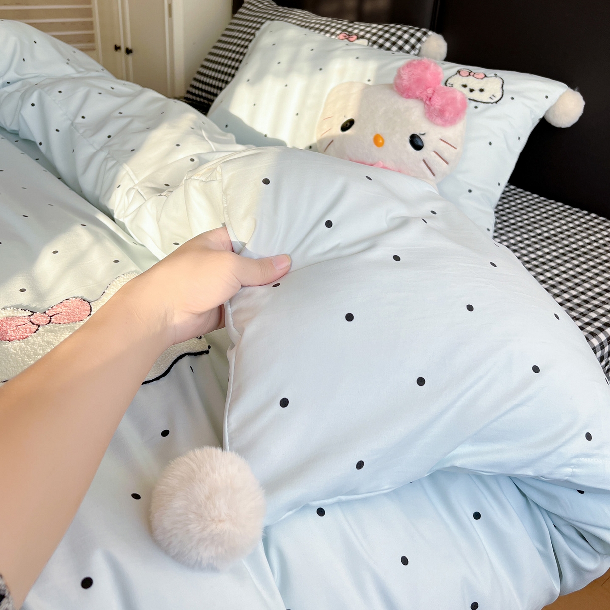 91家纺网 家纺一手货源 找家纺 富米莱单品馆 2026新款水洗棉波点毛巾绣黑格球球款单品 幸福猫咪-蓝