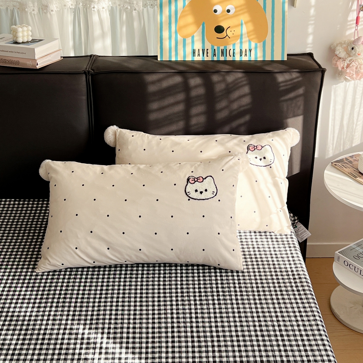 91家纺网 家纺一手货源 找家纺 富米莱单品馆 2026新款水洗棉波点毛巾绣黑格球球款单品 幸福猫咪-米