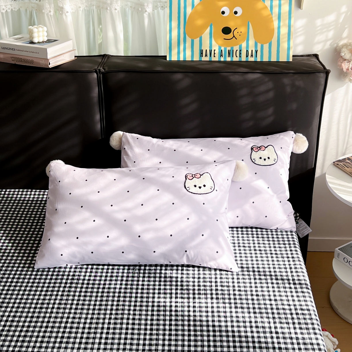 91家纺网 家纺一手货源 找家纺 富米莱单品馆 2026新款水洗棉波点毛巾绣黑格球球款单品 幸福猫咪-紫