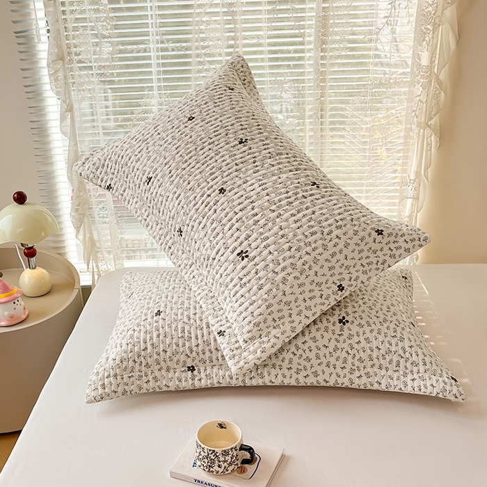 91家纺网 家纺一手货源 找家纺 圣比熊 2025新款A类云朵棉夹棉枕套宿舍单人一只装枕芯内胆套-单人枕套 花无意（压线夹棉）