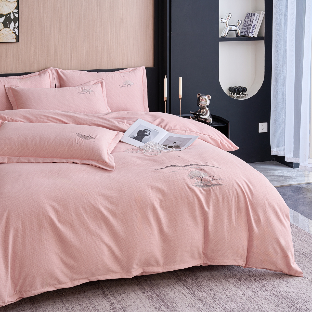 91家纺网 家纺一手货源 找家纺 喜四方 2026年新款加厚全棉印花加绣花四件套 丛林记忆-粉