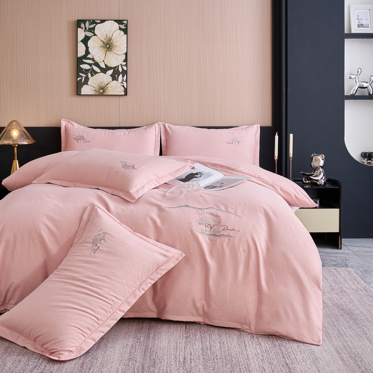 91家纺网 家纺一手货源 找家纺 喜四方 2026年新款加厚全棉印花加绣花四件套 丛林记忆-粉