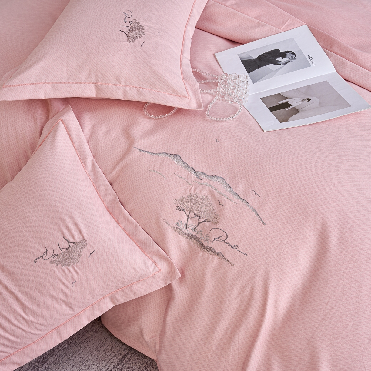 91家纺网 家纺一手货源 找家纺 喜四方 2026年新款加厚全棉印花加绣花四件套 丛林记忆-粉