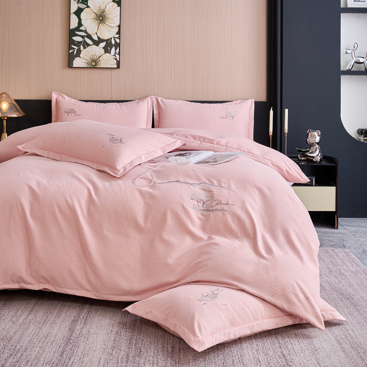 91家纺网 家纺一手货源 找家纺 喜四方 2026年新款加厚全棉印花加绣花四件套 丛林记忆-粉