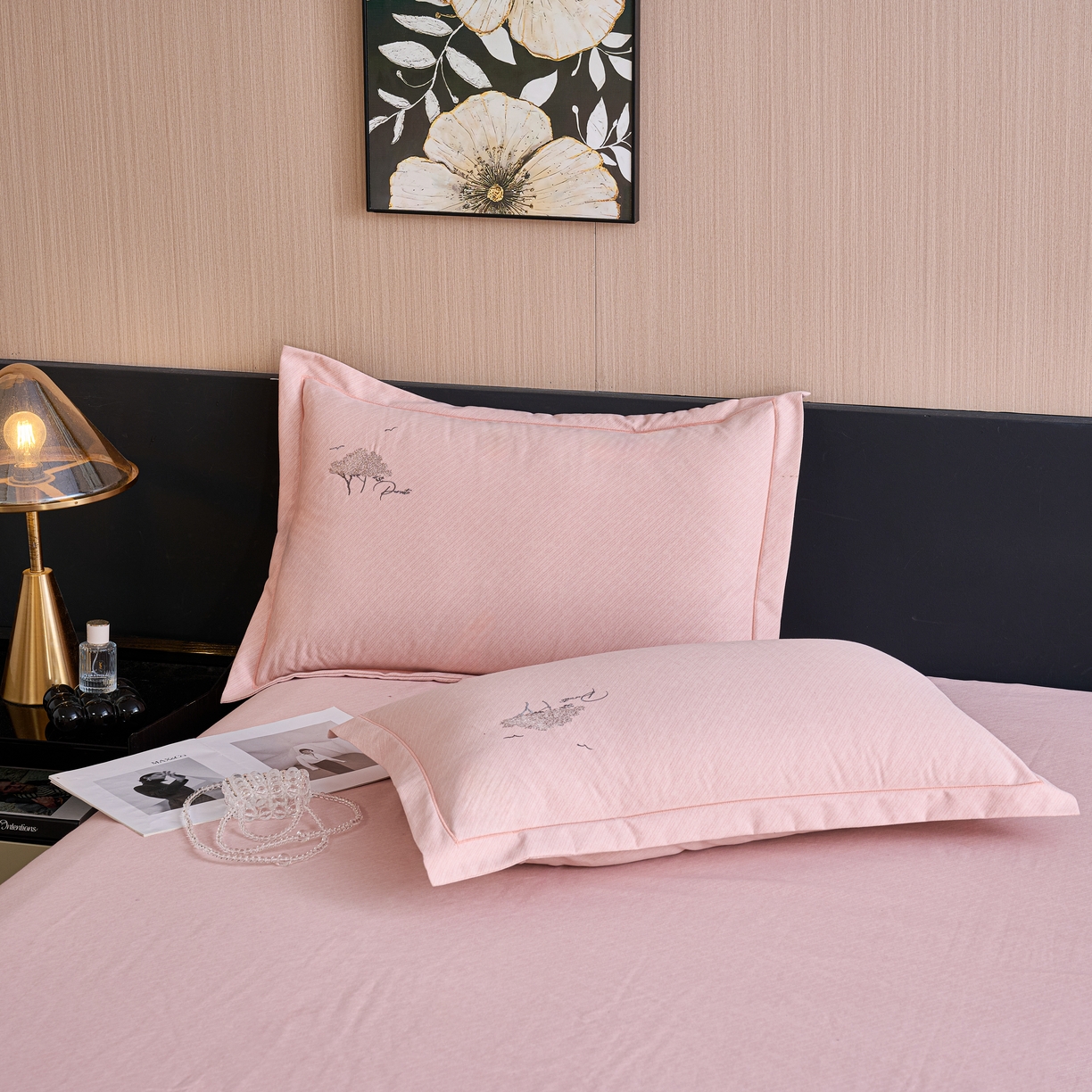 91家纺网 家纺一手货源 找家纺 喜四方 2026年新款加厚全棉印花加绣花四件套 丛林记忆-粉