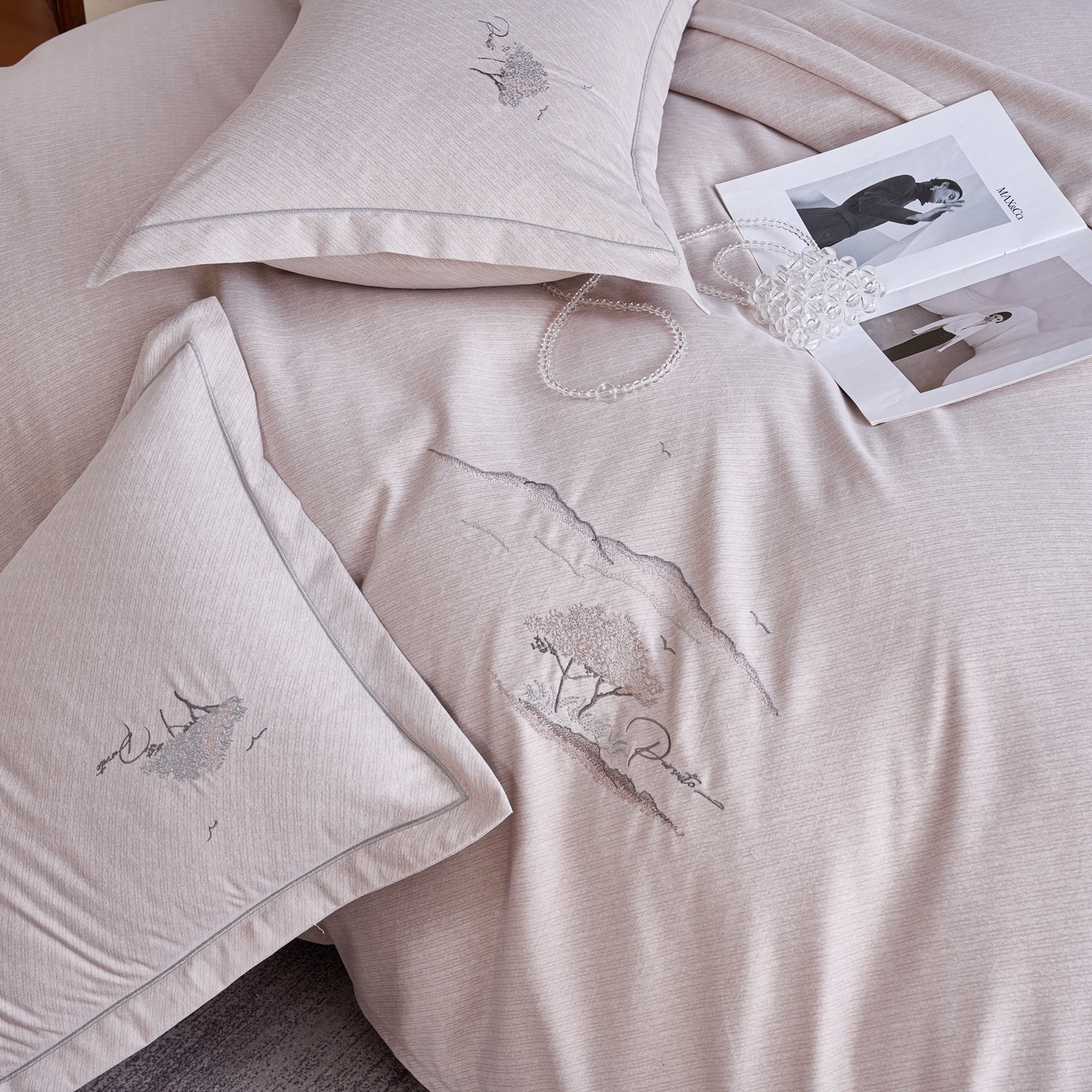 91家纺网 家纺一手货源 找家纺 喜四方 2026年新款加厚全棉印花加绣花四件套 丛林记忆-卡其