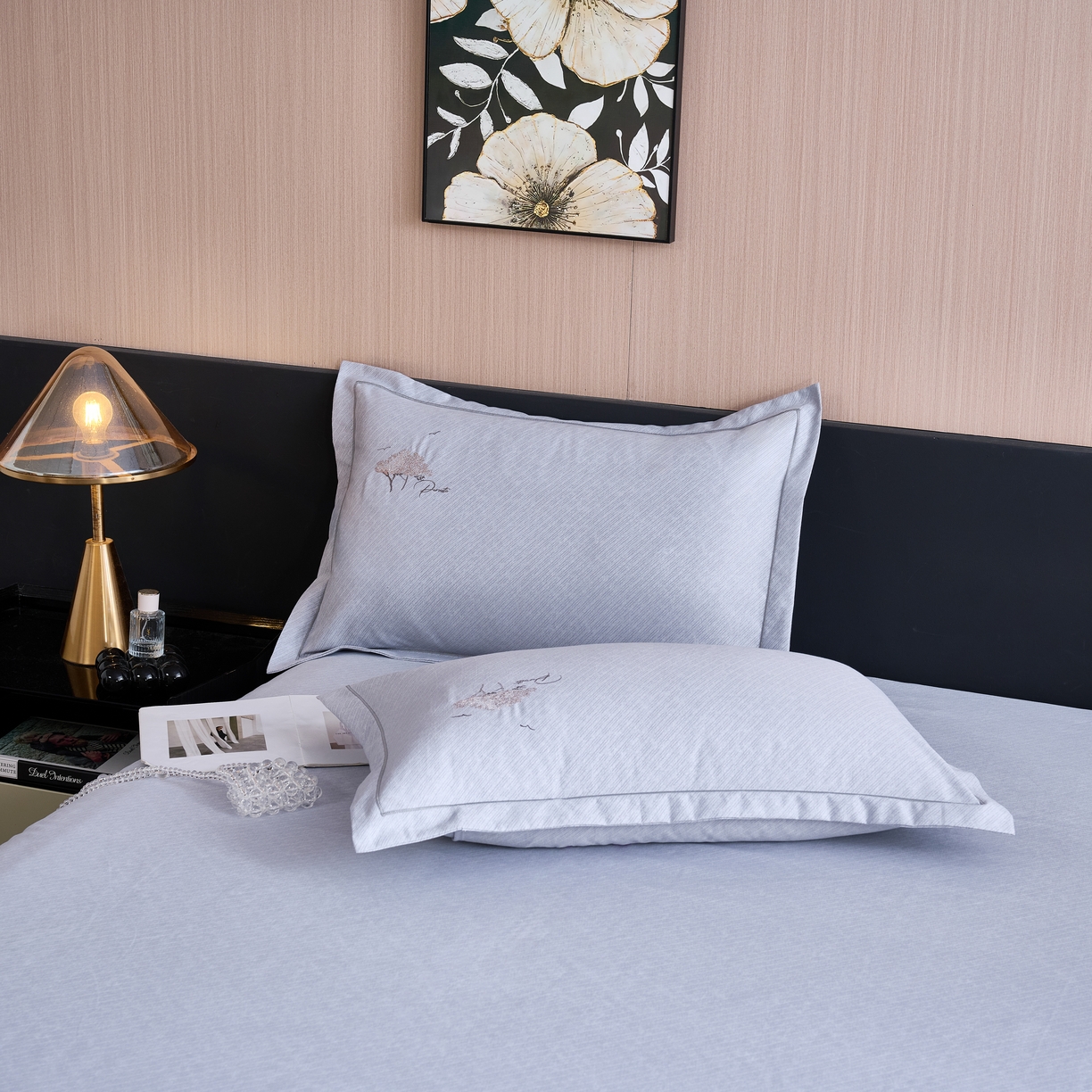 91家纺网 家纺一手货源 找家纺 喜四方 2026年新款加厚全棉印花加绣花四件套 丛林记忆-灰紫