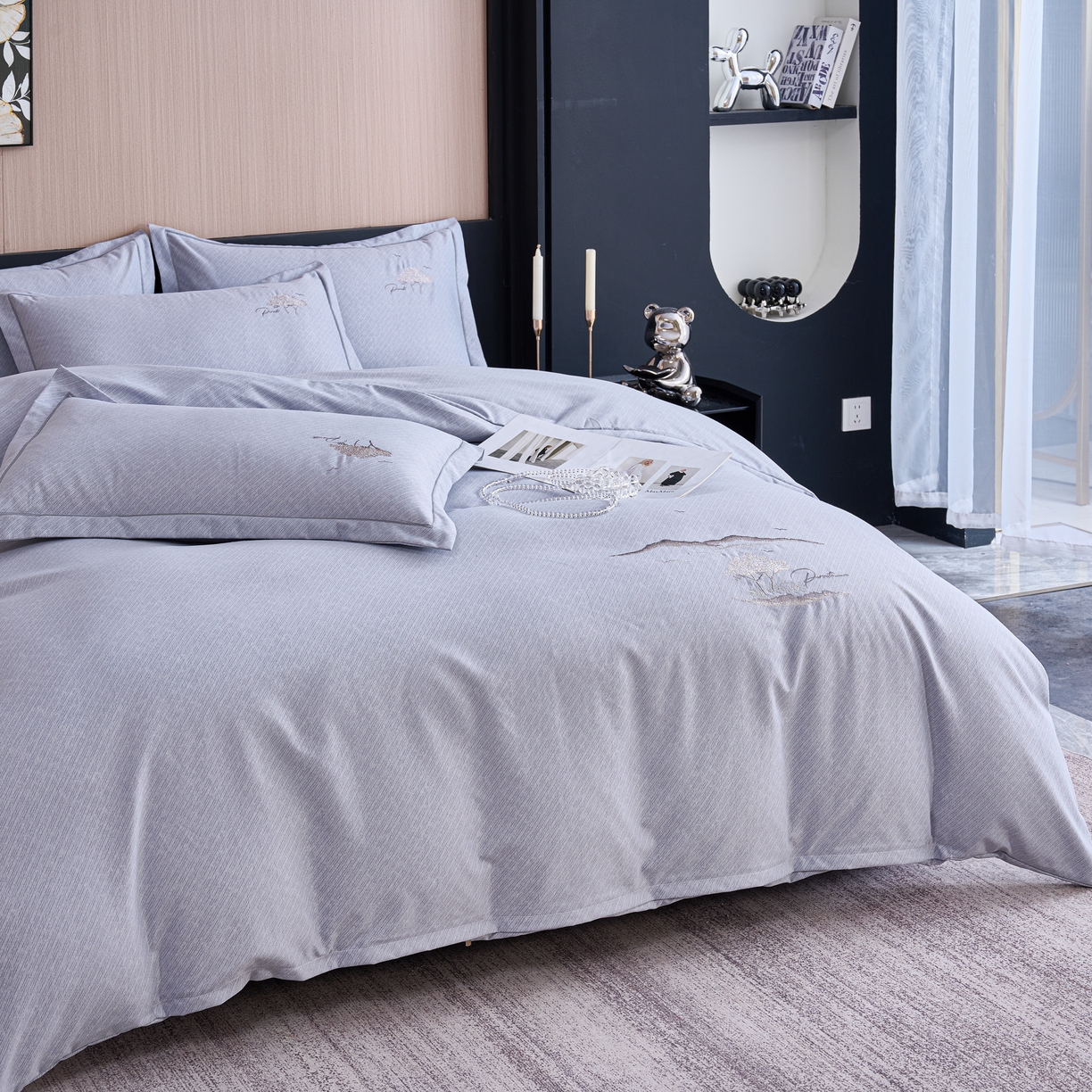 91家纺网 家纺一手货源 找家纺 喜四方 2026年新款加厚全棉印花加绣花四件套 丛林记忆-灰紫