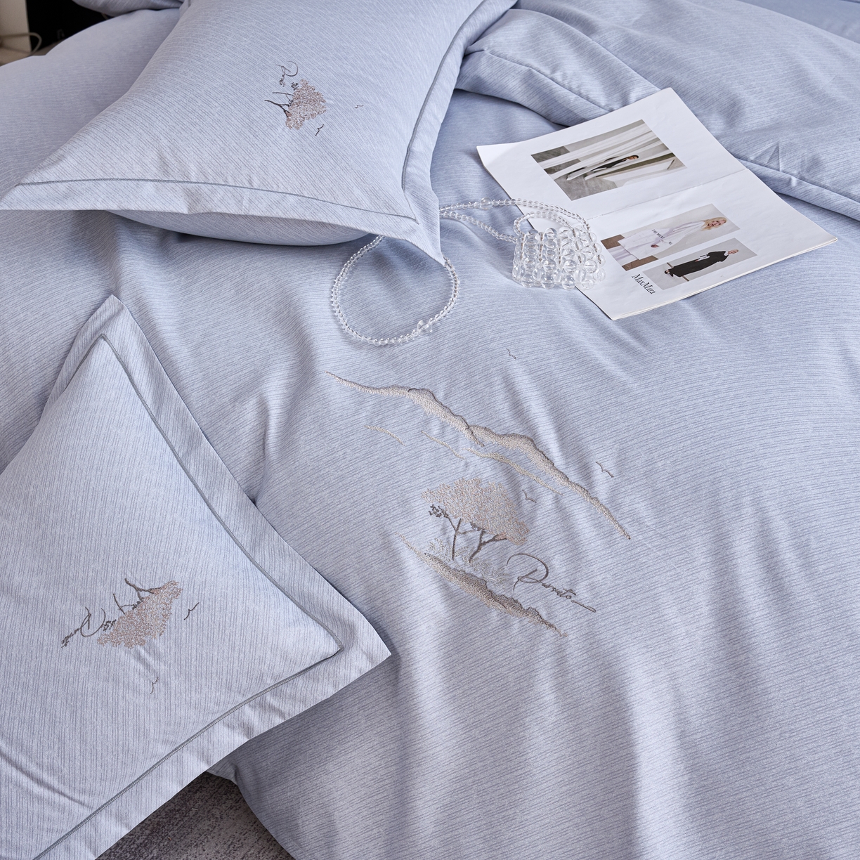 91家纺网 家纺一手货源 找家纺 喜四方 2026年新款加厚全棉印花加绣花四件套 丛林记忆-灰紫