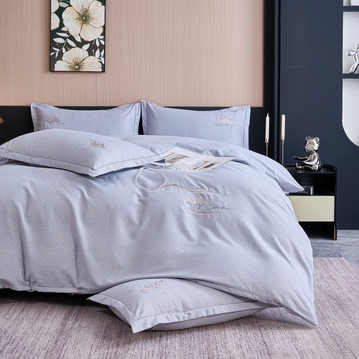 91家纺网 家纺一手货源 找家纺 喜四方 2026年新款加厚全棉印花加绣花四件套 丛林记忆-灰紫