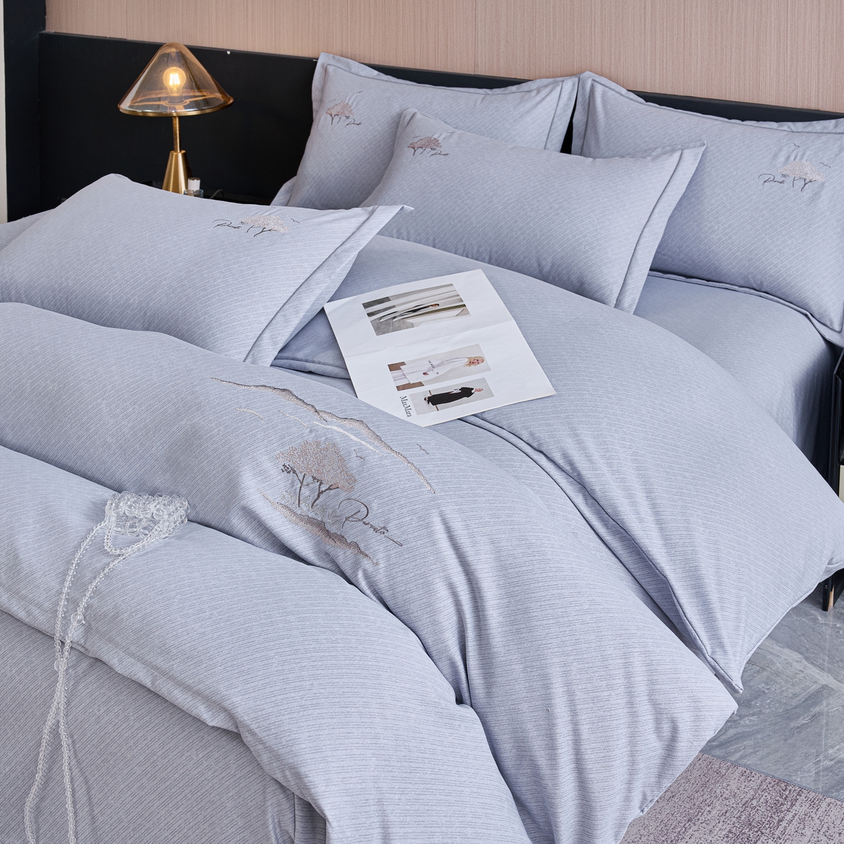 91家纺网 家纺一手货源 找家纺 喜四方 2026年新款加厚全棉印花加绣花四件套 丛林记忆-灰紫