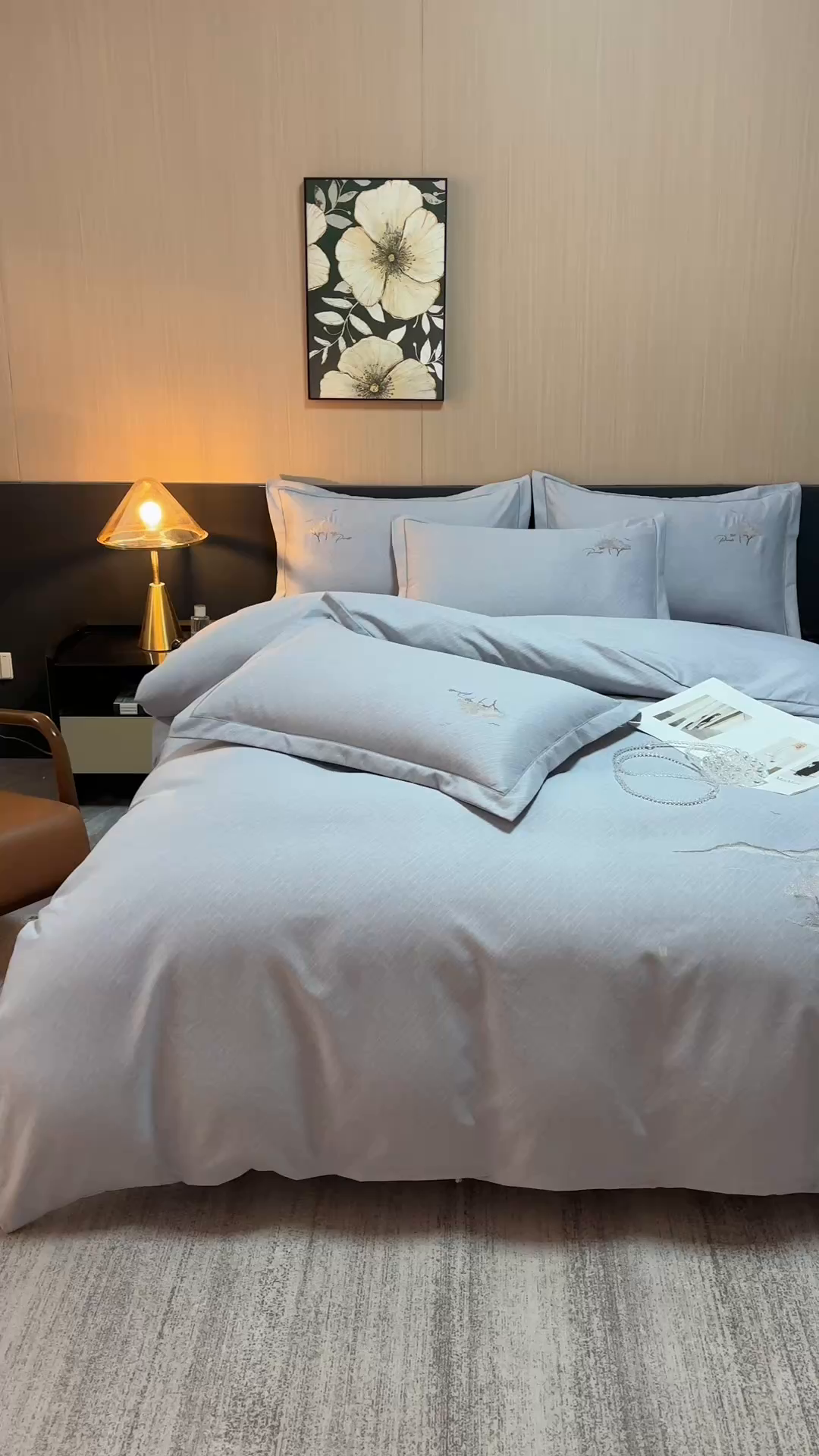 91家纺网 家纺一手货源 找家纺 喜四方 2026年新款加厚全棉印花加绣花四件套 丛林记忆-灰紫