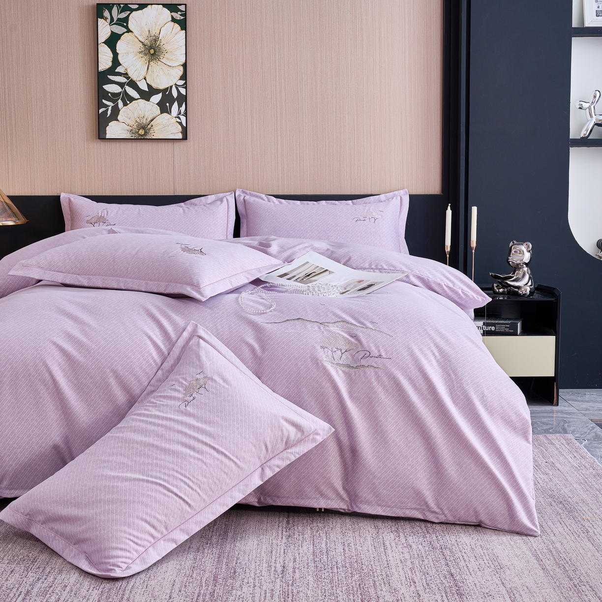 91家纺网 家纺一手货源 找家纺 喜四方 2026年新款加厚全棉印花加绣花四件套 丛林记忆-紫