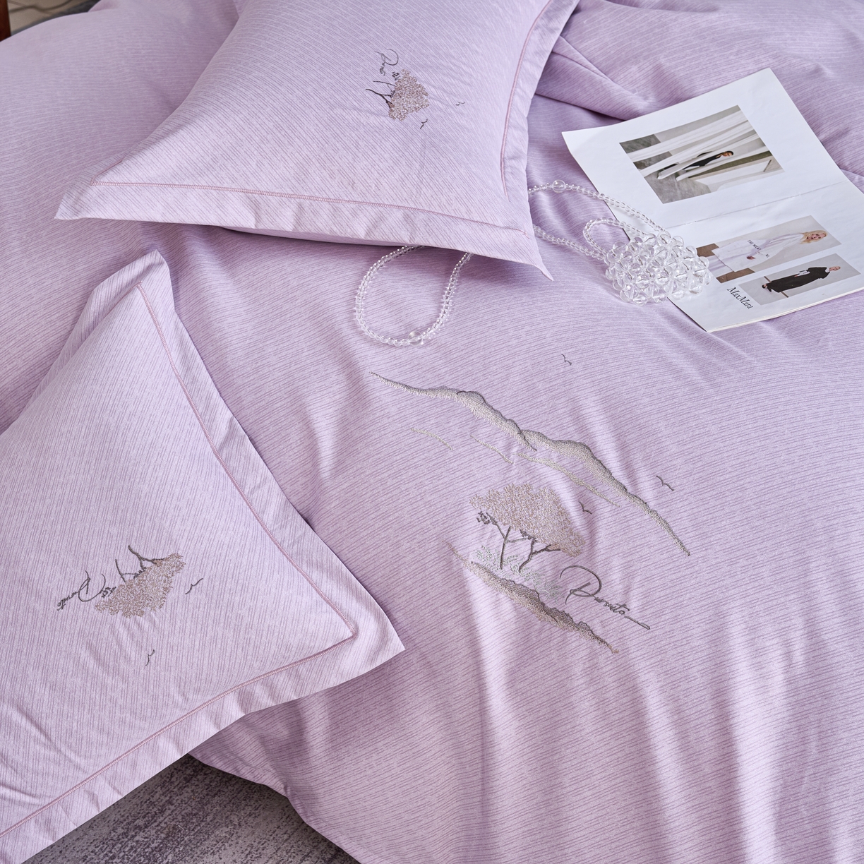 91家纺网 家纺一手货源 找家纺 喜四方 2026年新款加厚全棉印花加绣花四件套 丛林记忆-紫