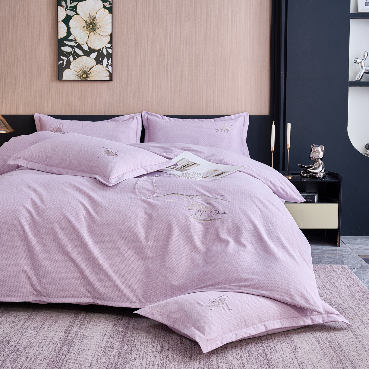 91家纺网 家纺一手货源 找家纺 喜四方 2026年新款加厚全棉印花加绣花四件套 丛林记忆-紫