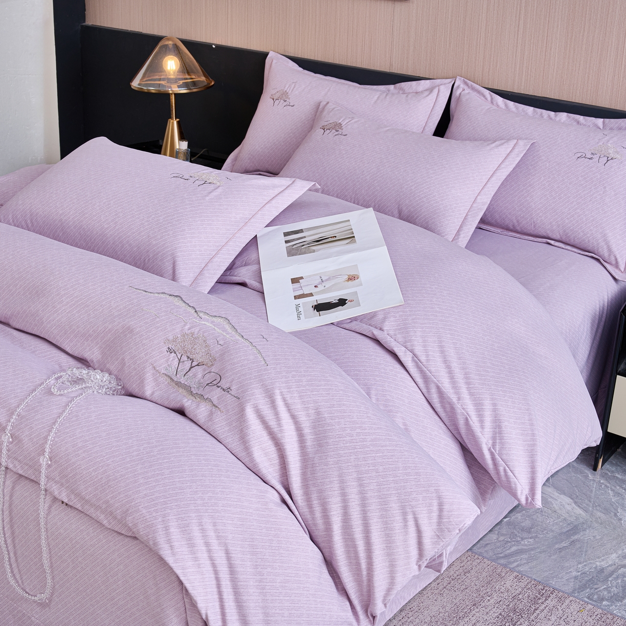 91家纺网 家纺一手货源 找家纺 喜四方 2026年新款加厚全棉印花加绣花四件套 丛林记忆-紫